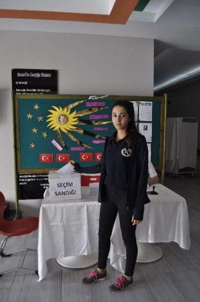 &Ouml;ğrenciler Sandık Başına Gitti 1