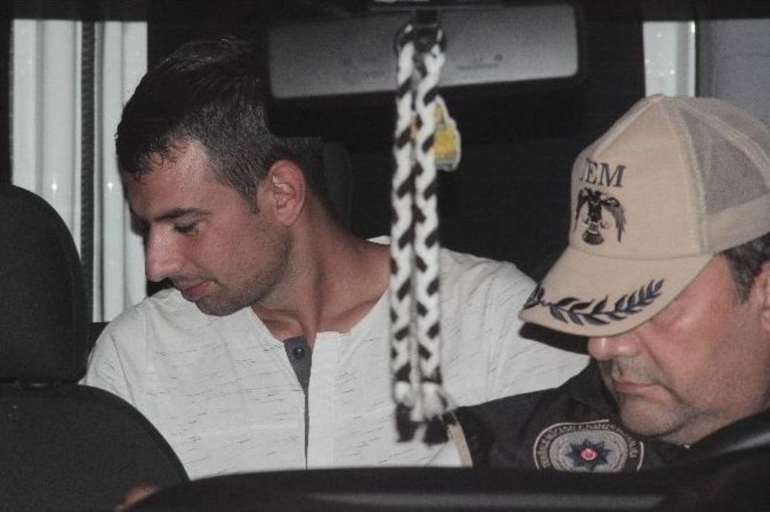 Nişanlısını G&ouml;rebilmek İ&ccedil;in &Ccedil;arşaf Giyen Şahıs Ter&ouml;rist Sanıldı