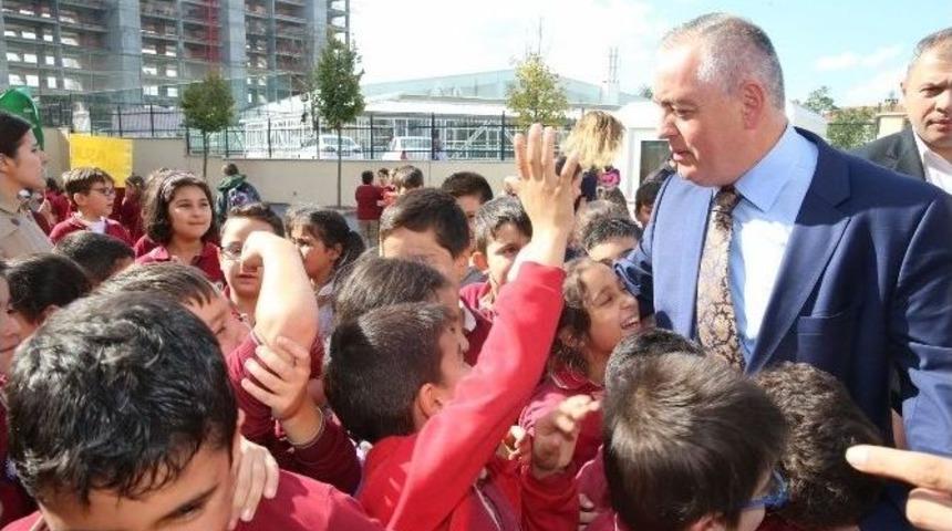 Başkan Aydın, Minik &Ouml;ğrencilere Aşure Dağıttı