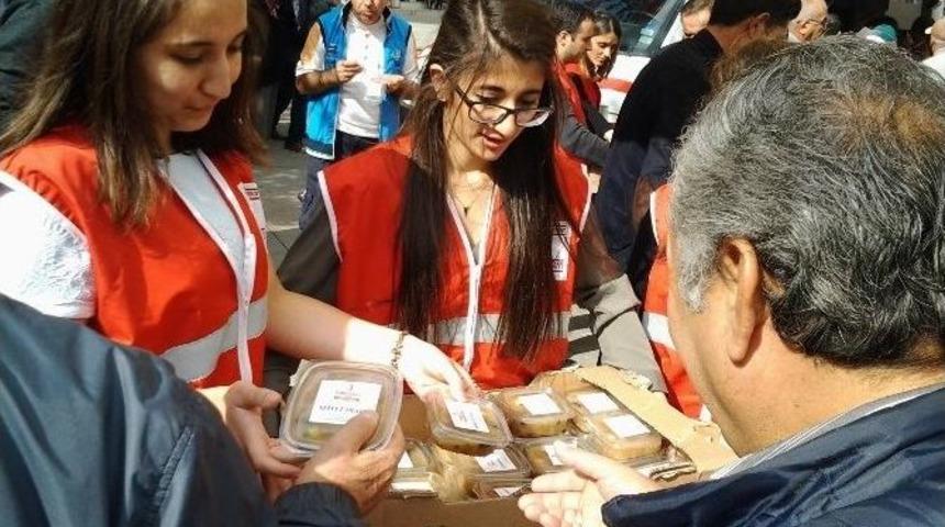 T&uuml;rk Kızılay&rsquo;ı &Ccedil;orlu&rsquo;da Aşure Dağıttı