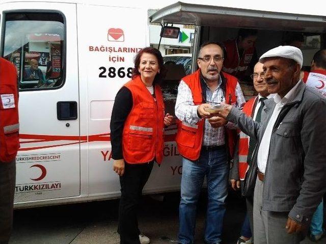 Türk Kızılay’ı Çorlu’da Aşure Dağıttı