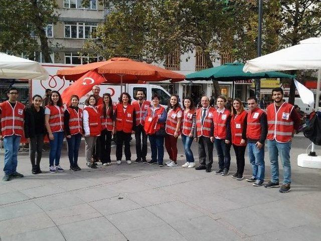 Türk Kızılay’ı Çorlu’da Aşure Dağıttı