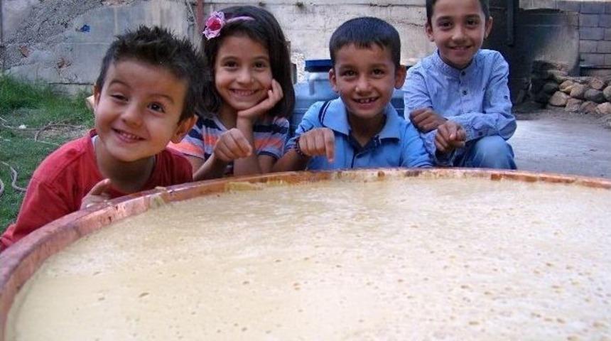 Hassa&rsquo;da Pekmez K&ouml;p&uuml;ğ&uuml; Zamanı