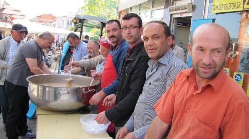 Dernekten Bin Kişiye Aşure İkramı