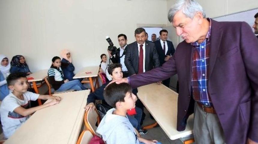 Başkan Karaosmanoğlu, Suriyeli &Ouml;ğrencilerle Buluştu