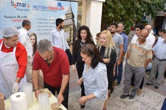 Manisalı Esnaflardan Aşure Hayrı