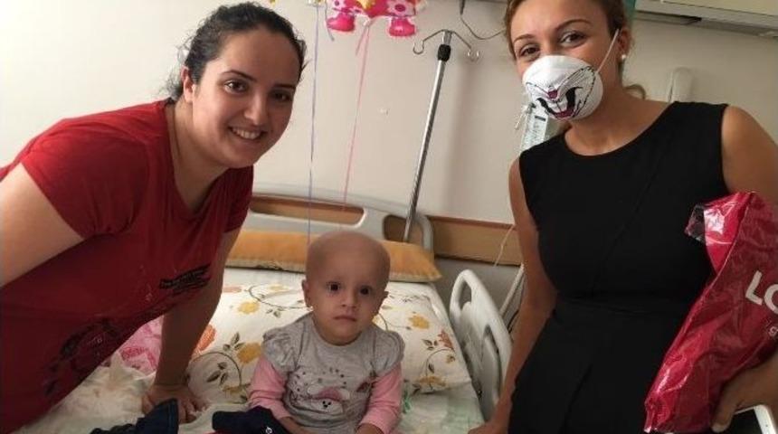 Kanser Tedavisi G&ouml;ren Miniklerin Y&uuml;z&uuml;n&uuml; G&uuml;ld&uuml;ren Hediye