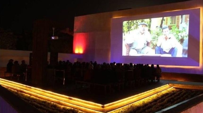 Bergama&rsquo;da A&ccedil;ık Havada Sinema Keyfi