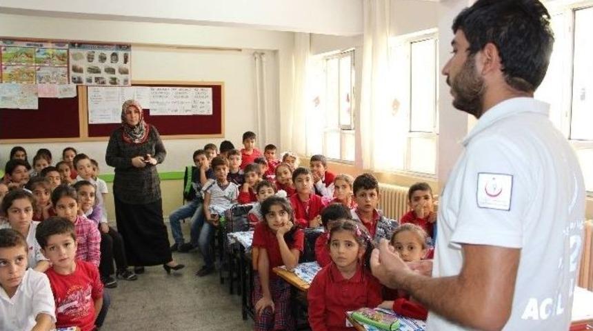 Sağlık Ekipleri Öğrencileri Bilgilendirdi