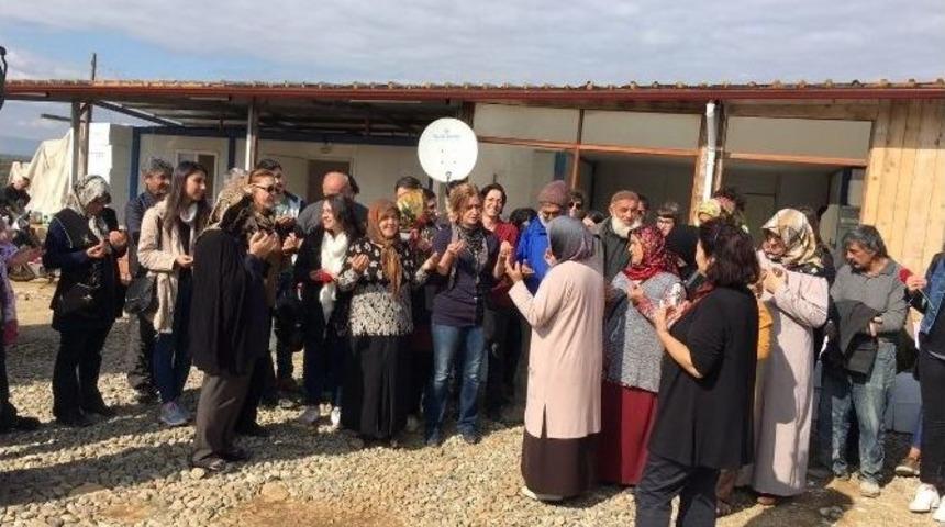 D&uuml;zceli Depremzedeler Ve G&ouml;n&uuml;ll&uuml;ler Birlikte İnşaat İ&ccedil;in Buluştu