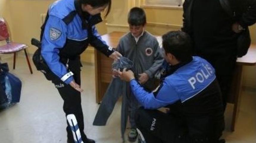 Van Polisinden 700 &Ouml;ğrenciye Giyim Yardımı