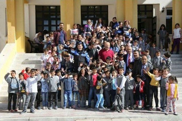 Van Polisinden 700 &Ouml;ğrenciye Giyim Yardımı 1