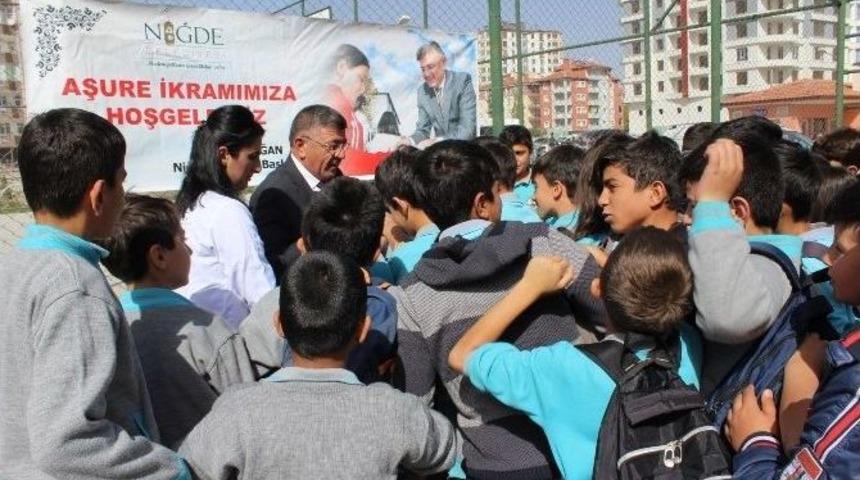 Aşure Dağıtımında Niğde Belediye Başkanı Faruk Akdoğan&rsquo;a Yoğun İlgi