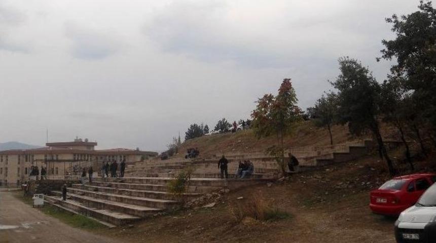 Gediz Sentetik Futbol Sahası Modern Trib&uuml;n&uuml;ne Kavuştu