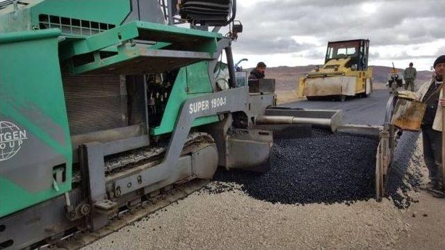 Kars’ta Köy Yollları Sıcak Asfalta Kavuştu