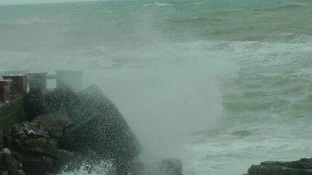 Karadeniz’de Fırtına Nedeniyle Dalgaların Boyu 5 Metreye Yükseldi 1