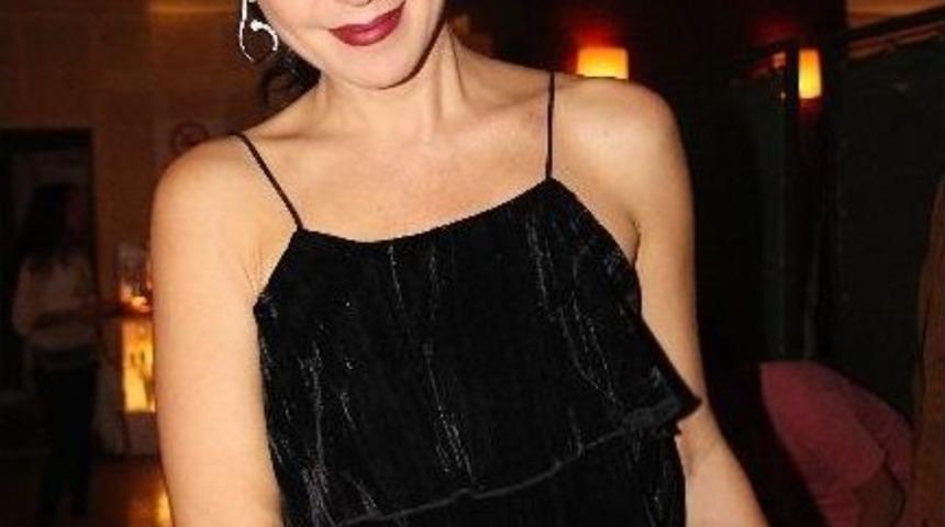 &Uuml;nl&uuml; Sanat&ccedil;ı Şevval Sam&rsquo;dan Samimi A&ccedil;ıklamalar