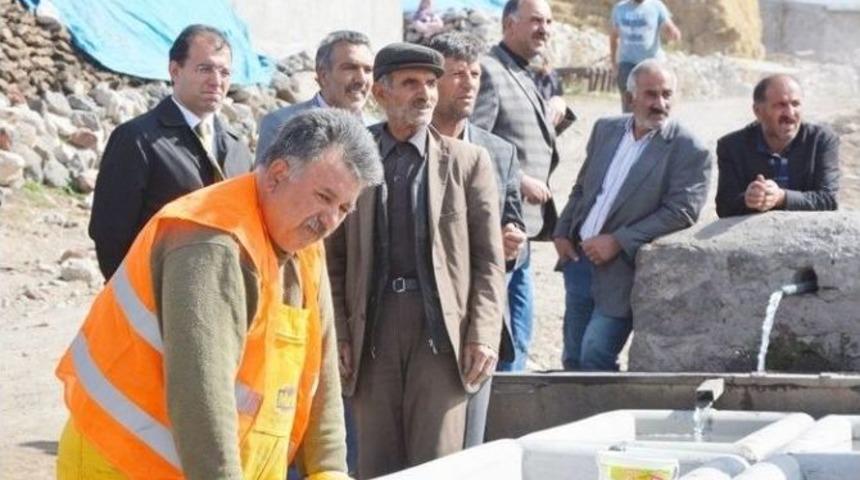 Ağadeve K&ouml;y&uuml;nde 10 Adet Hayvan İ&ccedil;me Suyu Sıvat Dağıtımı Yapıldı