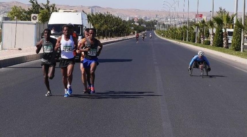 Engelli Atletler, Şanlıurfa 5&rsquo;inci Yarı Maratonu&rsquo;na Damgasını Vurdu