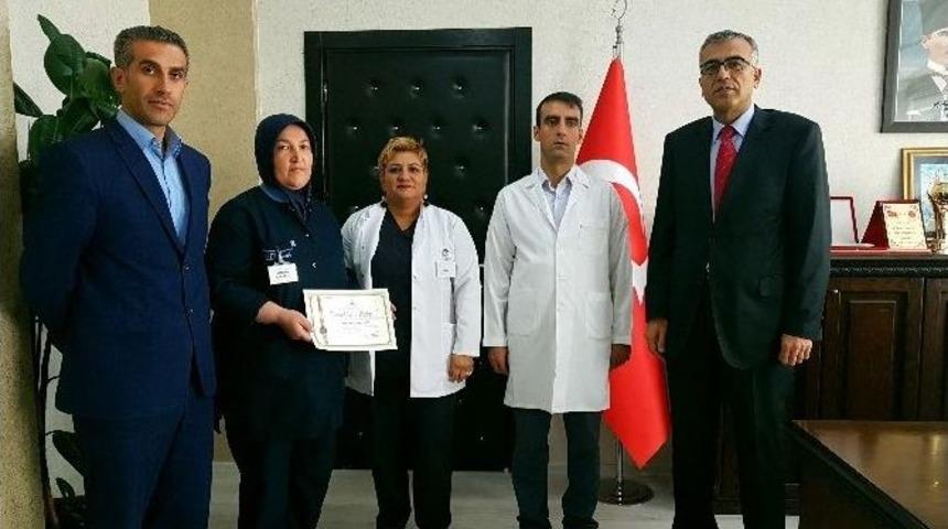 Altın Bulan Temizlik G&ouml;revlisine Teşekk&uuml;r Belgesi