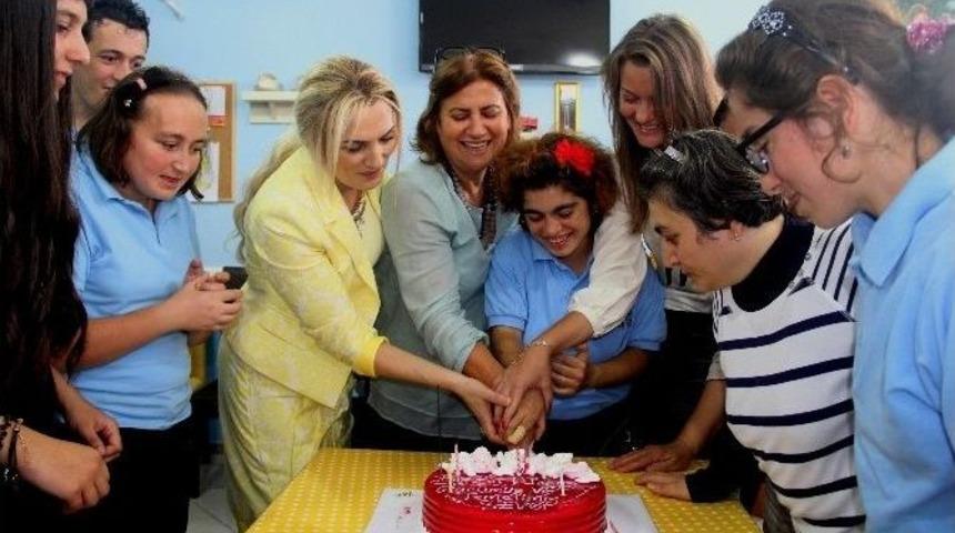 Bayan Yavuz, &rsquo;ballim Kafe&lsquo;de Trabzonlu G&ouml;n&uuml;l El&ccedil;ileri Ve &Ccedil;ocuklarla Bir Araya Geldi.