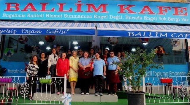 Bayan Yavuz, ’ballim Kafe‘de Trabzonlu Gönül Elçileri Ve Çocuklarla Bir Araya Geldi.