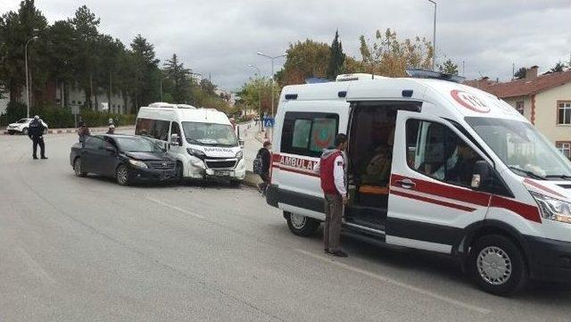 Kaza Yapan Minib&uuml;s&uuml; Meraklı &Ouml;ğrenciler İtti 1