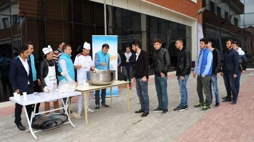 Boz&uuml;y&uuml;k Belediyesi&rsquo;nden &Uuml;niversite &Ouml;ğrencilerine Aşure İkramı