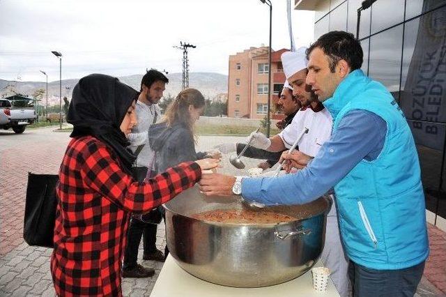 Bozüyük Belediyesi’nden Üniversite Öğrencilerine Aşure İkramı