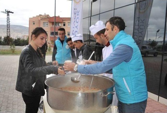 Bozüyük Belediyesi’nden Üniversite Öğrencilerine Aşure İkramı