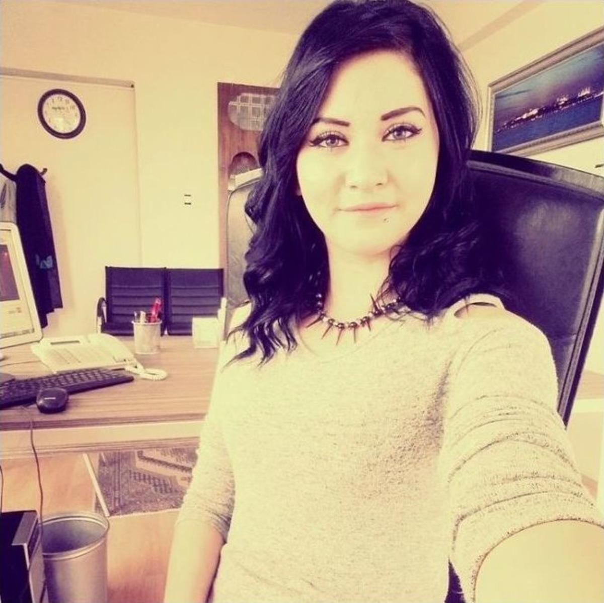 12. Kattan Atlayarak İntihar Eden 17 Yaşındaki Gen&ccedil; Kız Toprağa Verildi