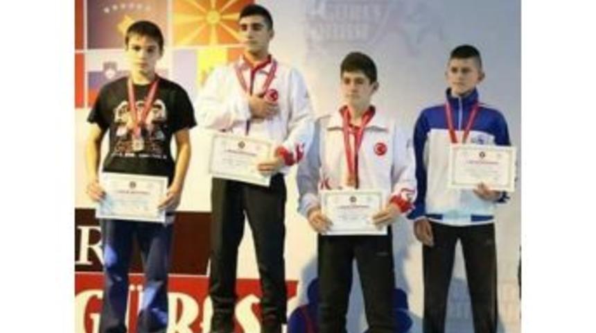 Osmangazili G&uuml;reş&ccedil;i Balkan Şampiyonu