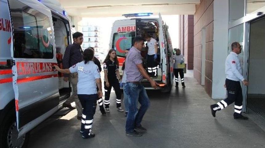 Kamyonet Park Halindeki Hafif Ticari Araca &Ccedil;arptı: 3 Yaralı