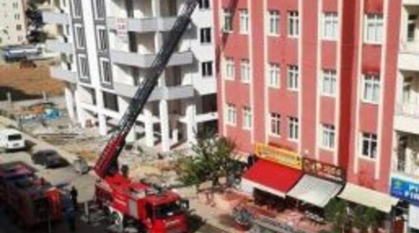 &Ccedil;atı Yangını B&uuml;y&uuml;meden Kontrol Altına Alındı