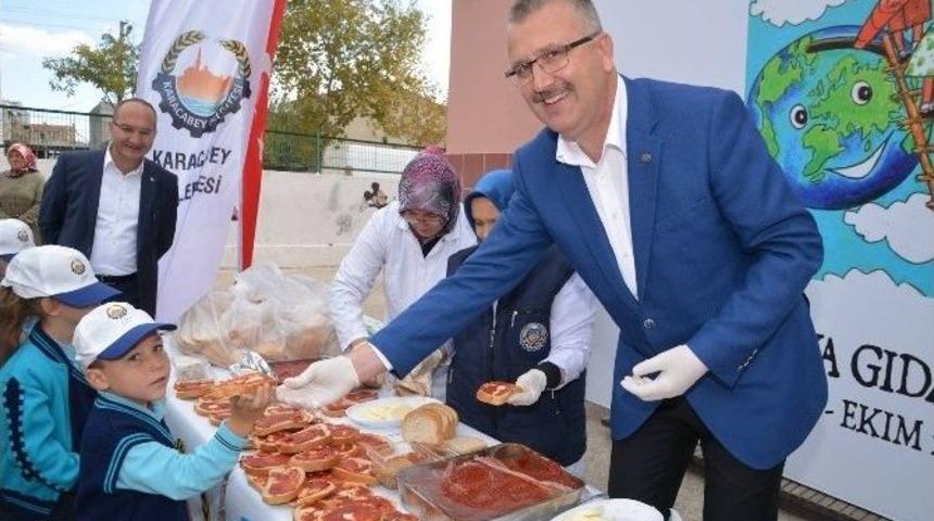 D&uuml;nya Gıda G&uuml;n&uuml;nde &Ouml;ğrencilere Sal&ccedil;alı Ekmek Dağıtıldı