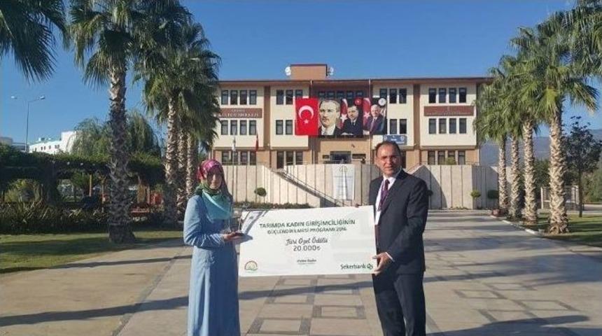 Adıyamanlı Kadın &Ccedil;ift&ccedil;i J&uuml;ri &Ouml;zel &Ouml;d&uuml;l&uuml; Aldı