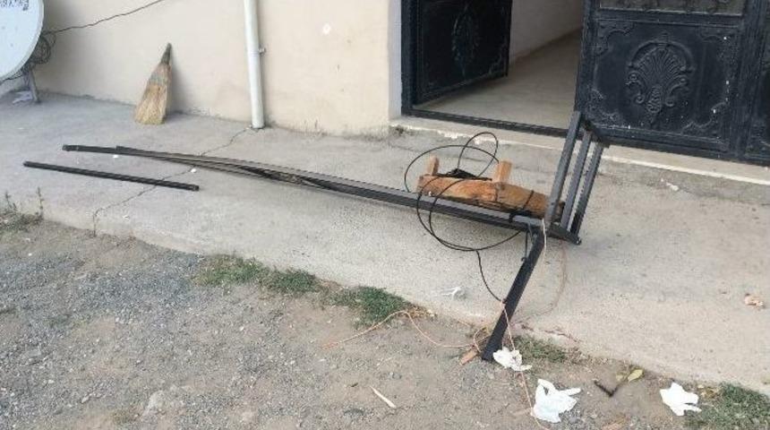 Balkon Demiri Koptu, 2 Kadın Yere &Ccedil;akıldı