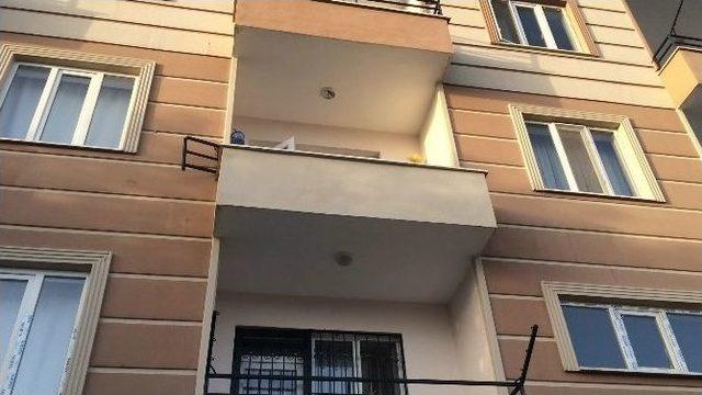 Balkon Demiri Koptu, 2 Kadın Yere Çakıldı