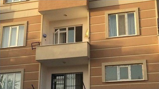 Balkon Demiri Koptu, 2 Kadın Yere Çakıldı