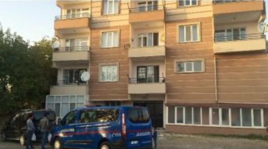 Balkon D&uuml;şen Kadınlardan Biri &Ouml;ld&uuml;