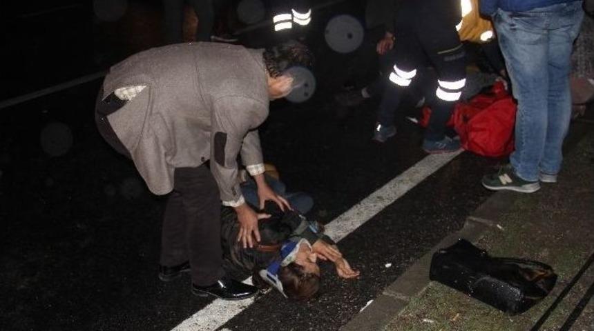 İki Gen&ccedil; Kıza Karşıdan Karşıya Ge&ccedil;erken Otomobil &Ccedil;arptı