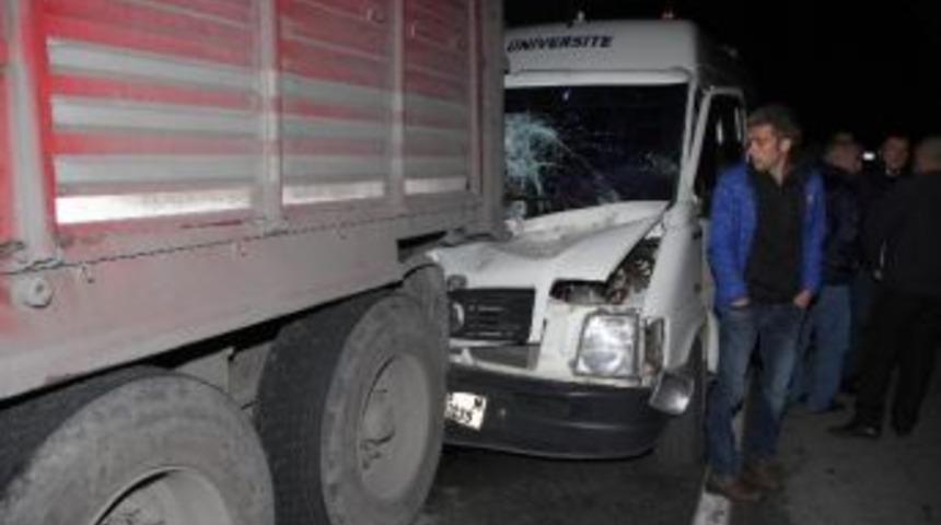 Minib&uuml;s Park Halindeki Tır&rsquo;a &Ccedil;arptı: 1 Yaralı