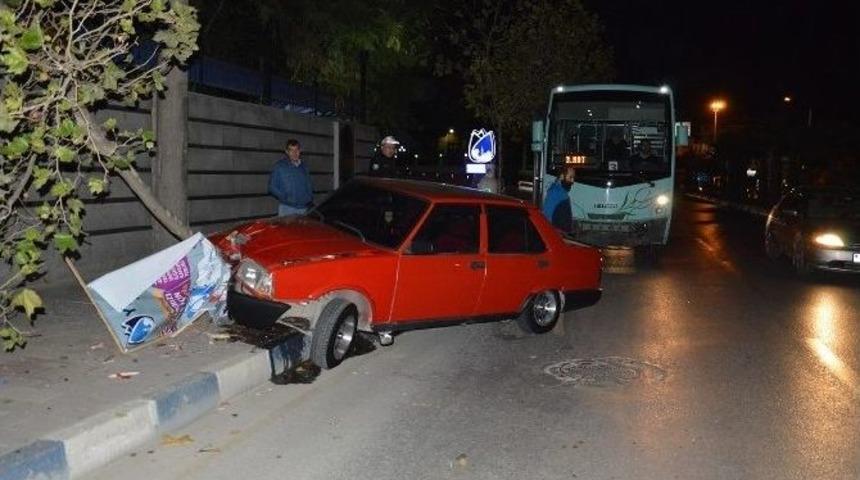 Manisa&rsquo;da Halk Otob&uuml;s&uuml; İle Otomobil &Ccedil;arpıştı: 2 Yaralı