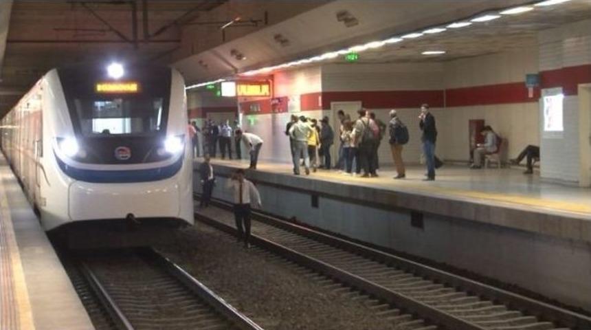 Trenin &Ouml;n&uuml;ne Atlayarak İntihar Etti