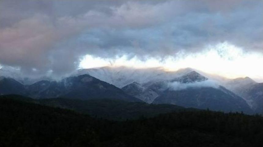 Uludağ&rsquo;ın Zirvesine Sezonun İlk Karı