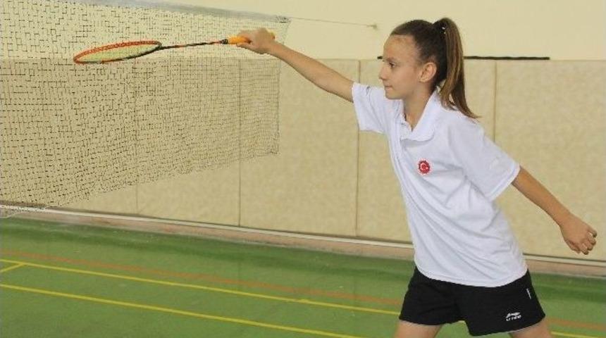 Yaşı K&uuml;&ccedil;&uuml;k Başarı B&uuml;y&uuml;k