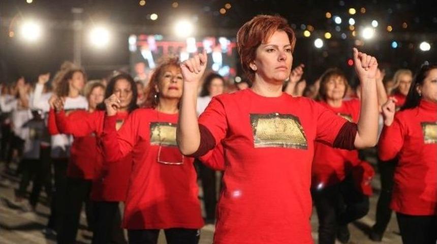 2 Bin 123 Kişi Hep Birlikte Zeybek Oynayıp T&uuml;rkiye Haritası Oluşturacak