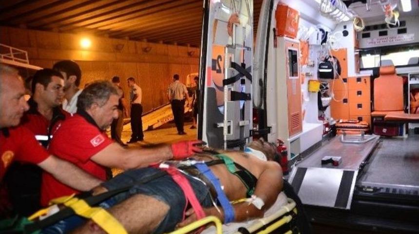 Adana&rsquo;da Trafik Kazası: 1 &Ouml;l&uuml;, 15 Yaralı