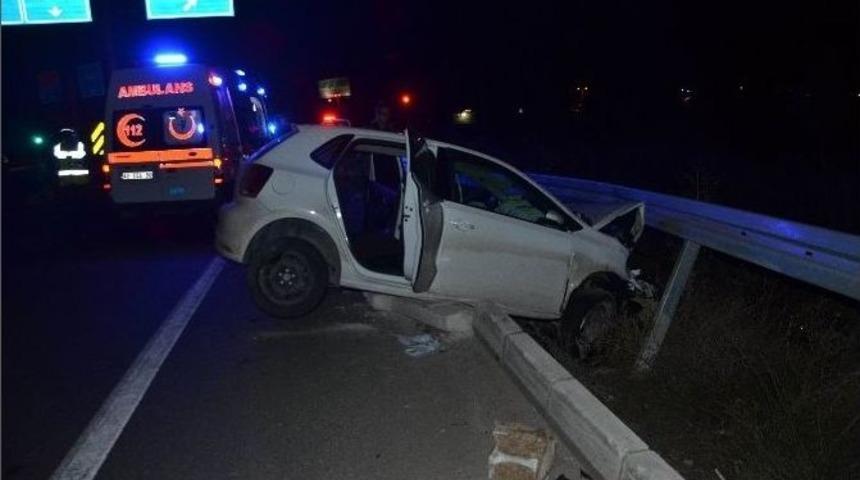 Seydişehir&rsquo;de Otomobil Bariyerlere &Ccedil;arptı: 3 Yaralı