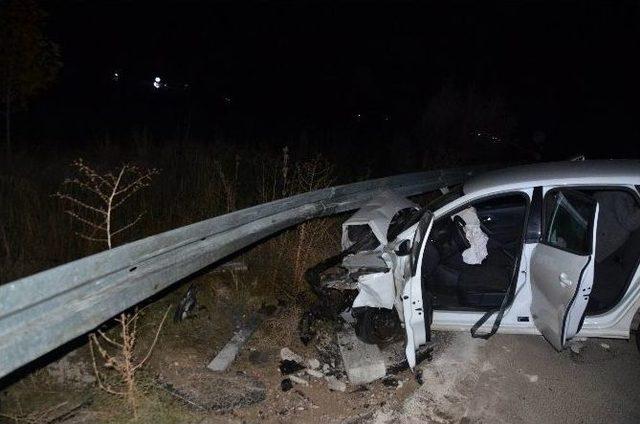 Seydişehir’de Otomobil Bariyerlere Çarptı: 3 Yaralı